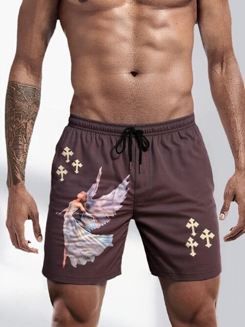 modelo vistiendo short deportivo con estampado de ángel